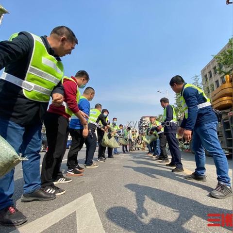 长沙暴雨深度解析：小区楼梯成瀑布背后的城市防洪挑战